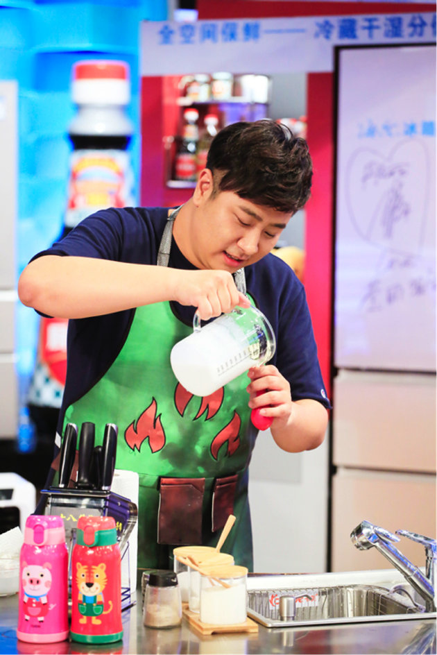 张小斐为孩子做饭用尽心思 泰维挑战甜品料理|张小斐|泰维|彭宇_新浪娱乐_新浪网