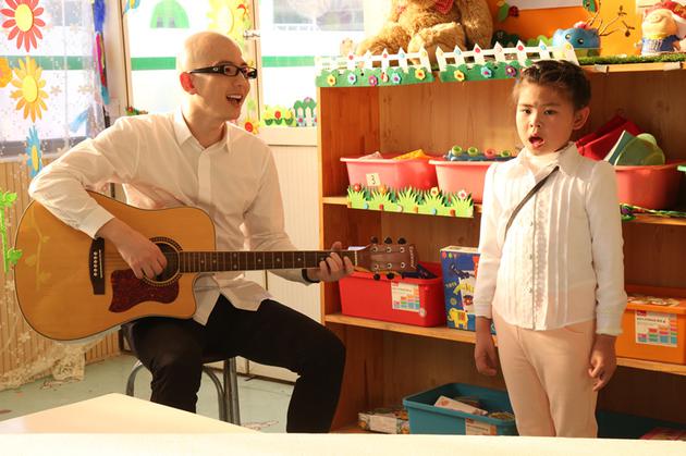 平安与儿童们一起唱歌