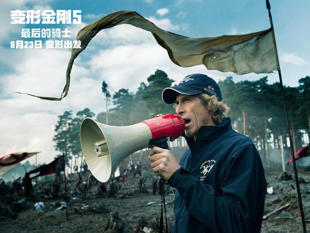 《变形金刚5》导演迈克尔·贝指挥拍摄自己的最后一部《变形金刚》电影