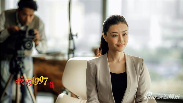邱林饰演女记者丁跃音