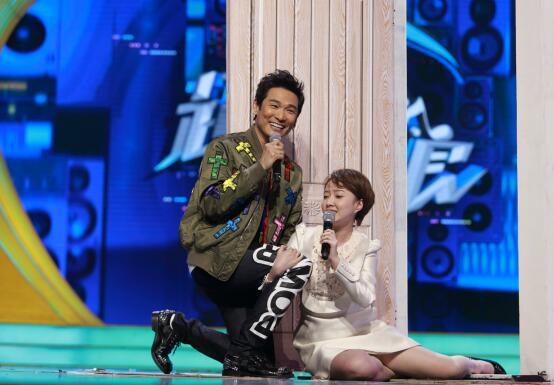 杜德伟被抱大腿