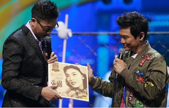 节目组赠杜德伟母亲的唱片