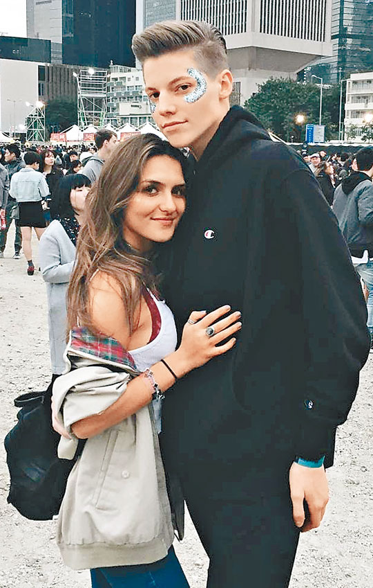 Mathis经常在网络上载与不同女性朋友的合照，而且大部分都搂在一起。