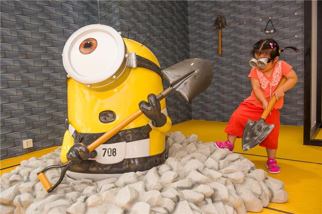 重庆主题展车现场-小朋友手拿道具和小黄人一起“越狱”