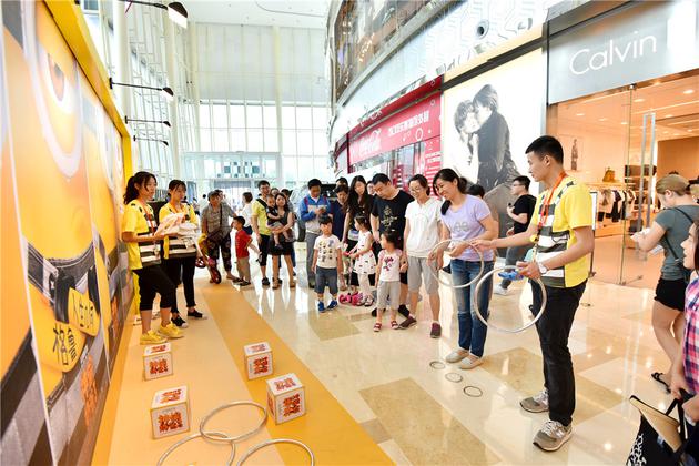 南京商场展览现场-游客参与套圈圈游戏