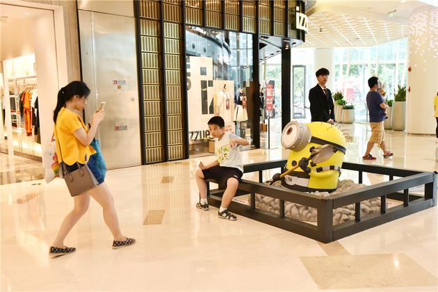 南京商场展览现场-小朋友和“越狱”小黄人欢乐合影