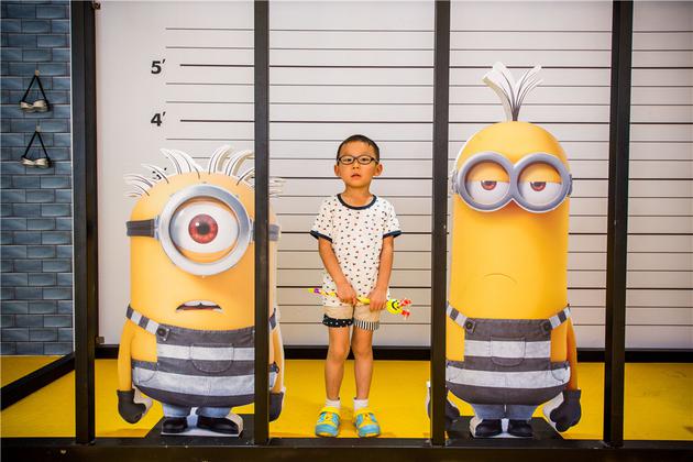 重庆主题展车现场-小朋友和监狱中的小黄人合影