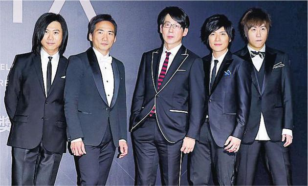 五月天齐以帅气打扮压轴亮相红地毯。