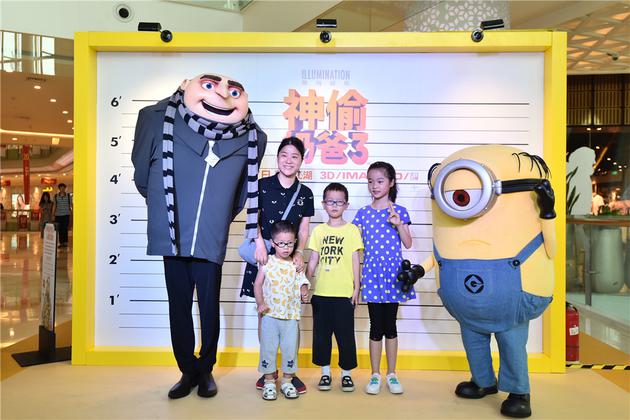 南京商场展览现场-格鲁及小黄人人偶与游客亲密互动