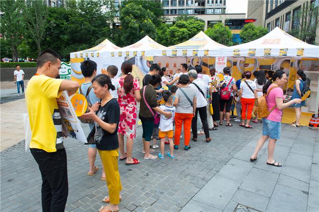 重庆主题展车现场-游客排队参与现场游戏