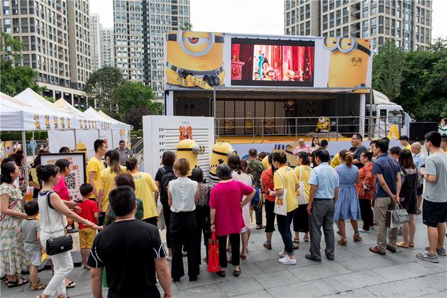 重庆主题展车现场-小黄人主题展车吸引众多游客