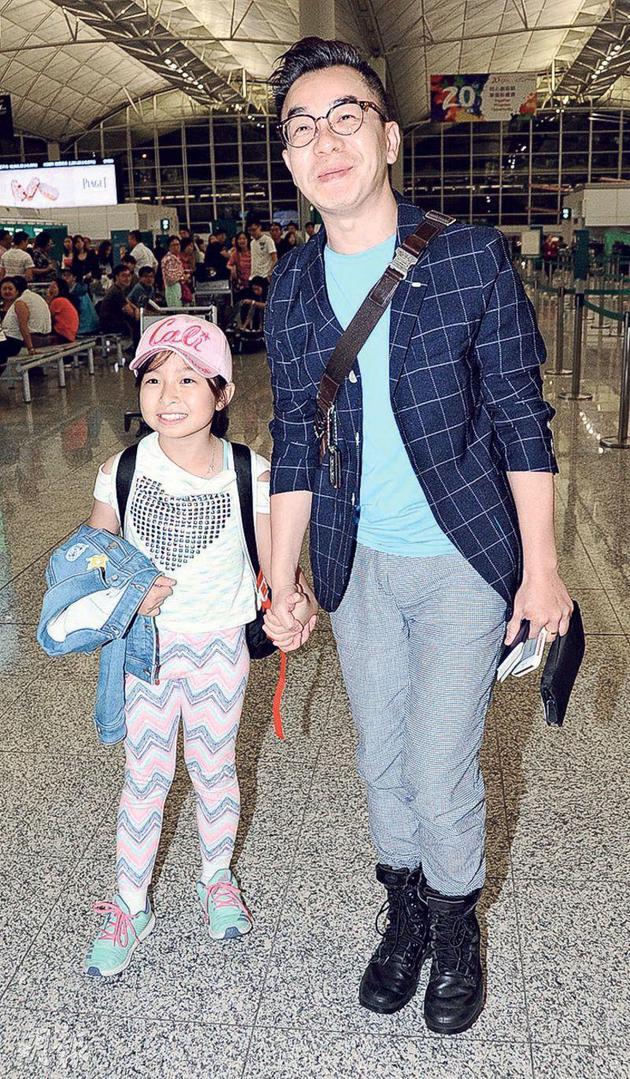 Celine的成绩令爸爸谭顺生骄傲以及带来知名度，但随之而来是更多负面传闻。