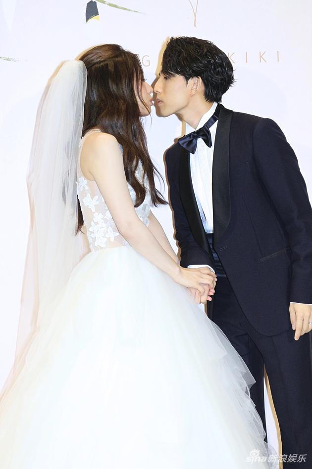 林宥嘉与丁文琪甜蜜亲吻