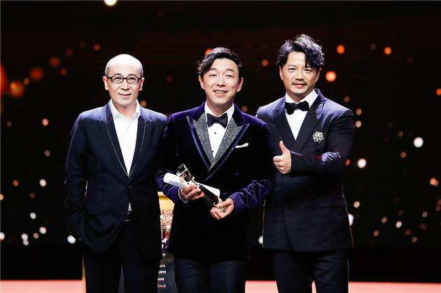 黄渤与颁奖嘉宾段奕宏曹保平 图片来源：视觉中国