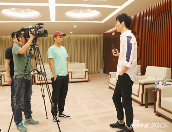 常远接受记者采访