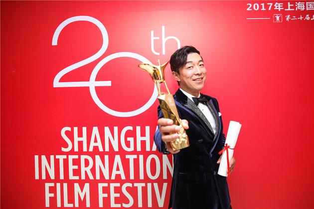 黄渤得奖笑容满面 图片来源：视觉中国