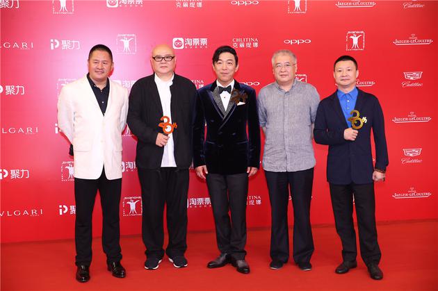 黄渤与《冰之下》导演组登上影节红毯 图片来源：视觉中国