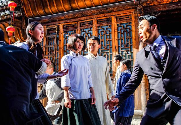 魏洁江城1943杀青戏中大叔控恋上樊少皇