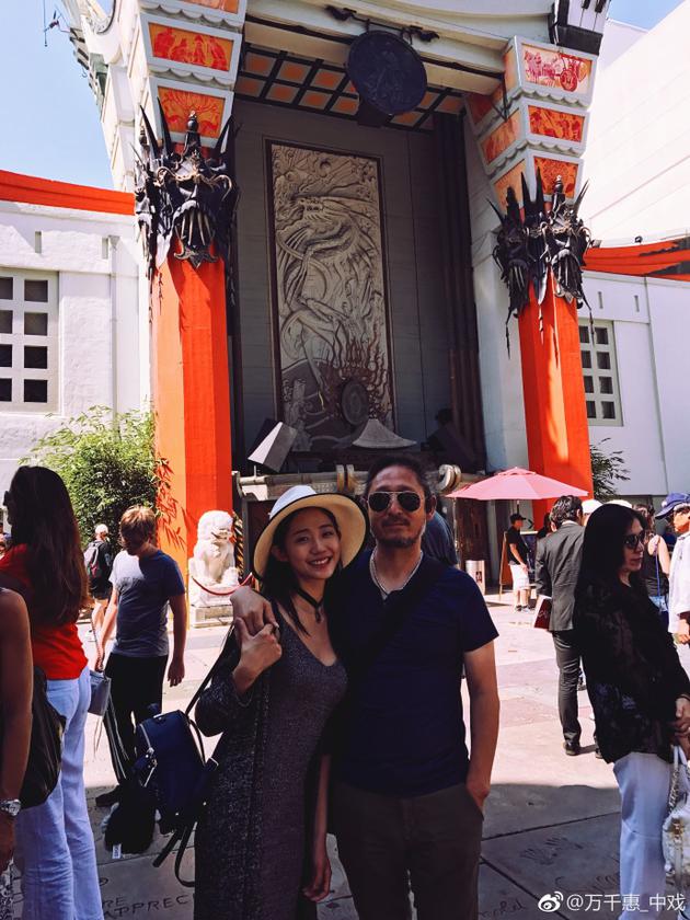 音乐人三宝与小25岁娇妻出游 调侃老公拍照技术