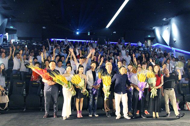 众主创与观众合影