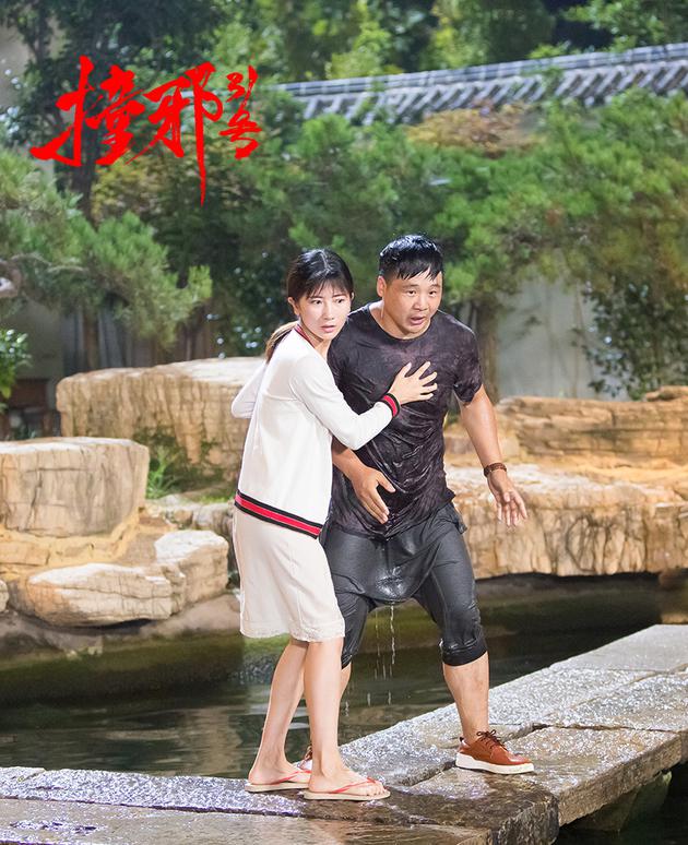 男女主水中脱险