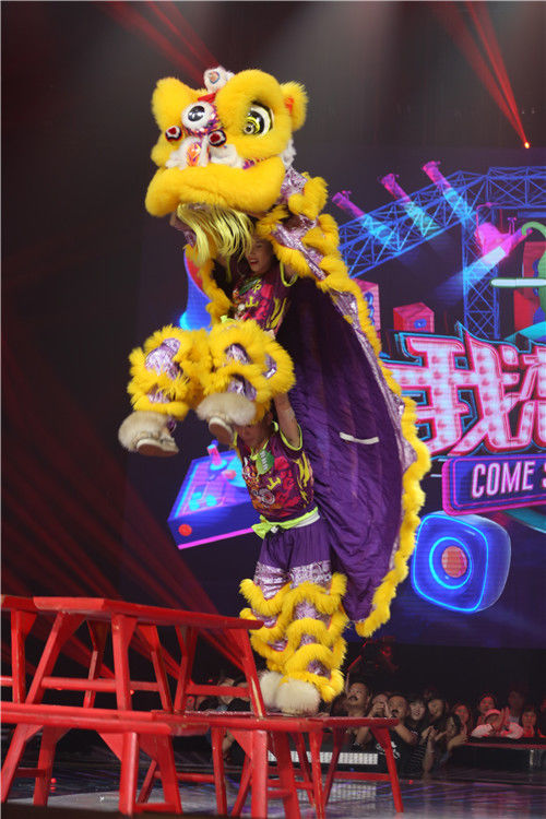 林子祥女歌迷听《男儿当自强》改当舞狮员