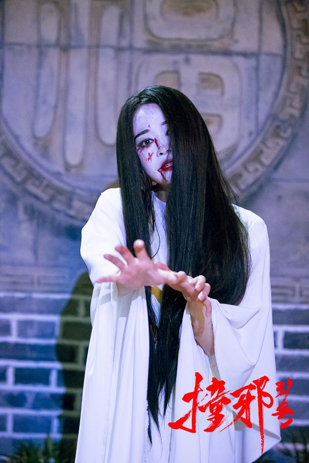 白衣女子单手伸向画面