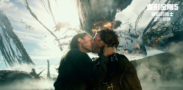 《变形金刚5》劳拉·哈德克与马克·沃尔伯格深情一吻