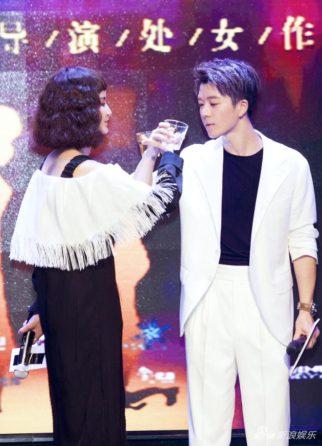 张歆艺与王栎鑫现场尬酒
