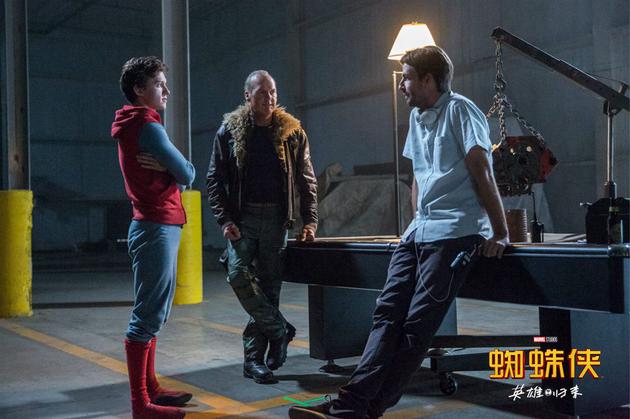 导演乔·沃茨在片场与主创交流