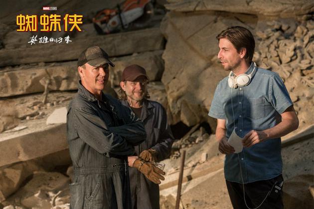 导演乔·沃茨与迈克尔·基顿片场讨论