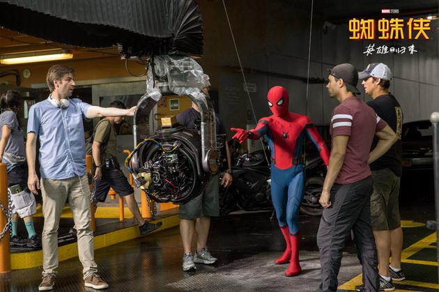 蜘蛛侠与导演乔·沃茨在片场沟通