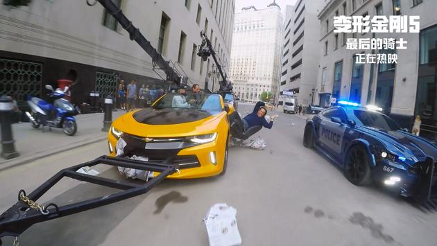 《变形金刚5》迈克尔·贝与马克·沃尔伯格亲身上阵完成实拍