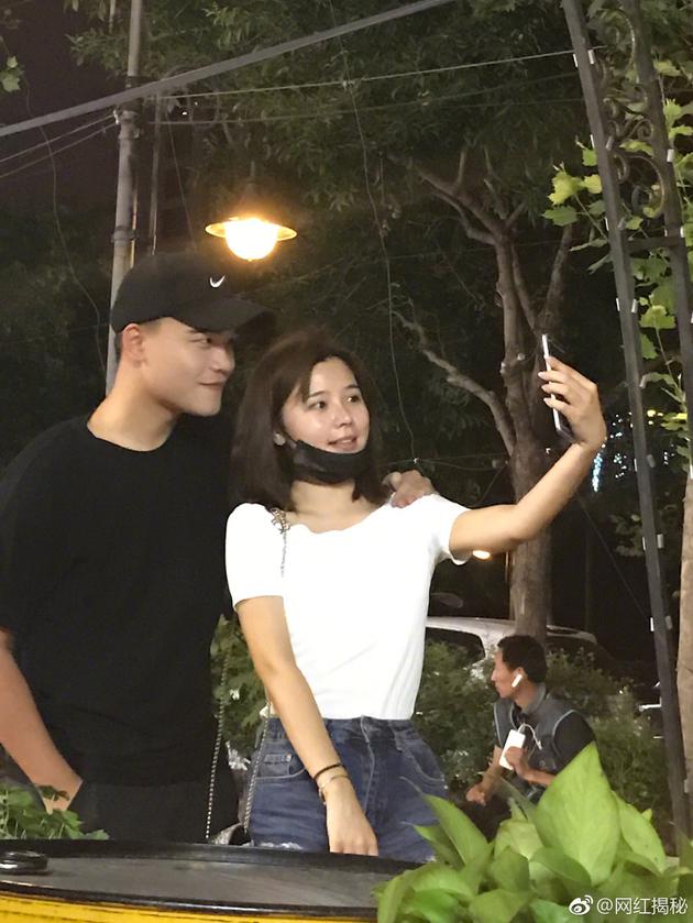 穆雅斓与神秘男子玩自拍