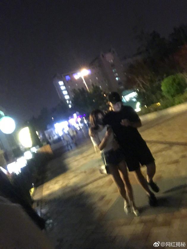 穆雅斓与神秘男子勾肩搭背