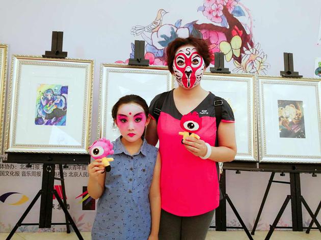 母女俩勾脸合影