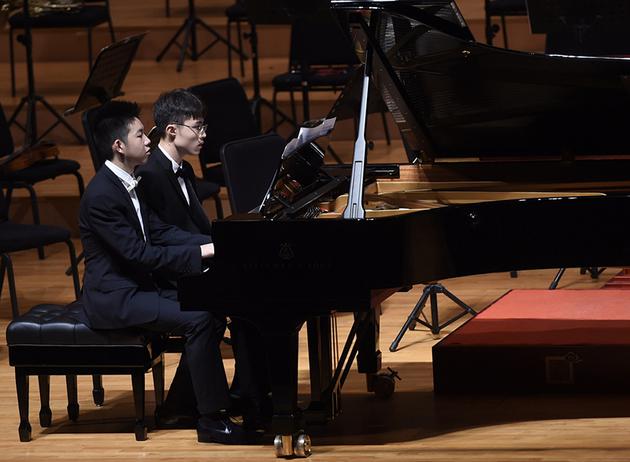 胡肇洋与同窗殷子昂四手联弹