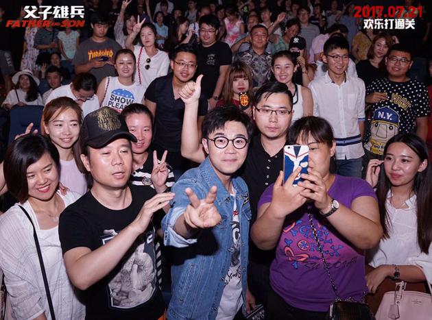 《父子雄兵》大鹏亲切和老乡合影比剪刀手