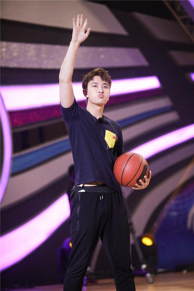 贾乃亮抱篮球庆祝