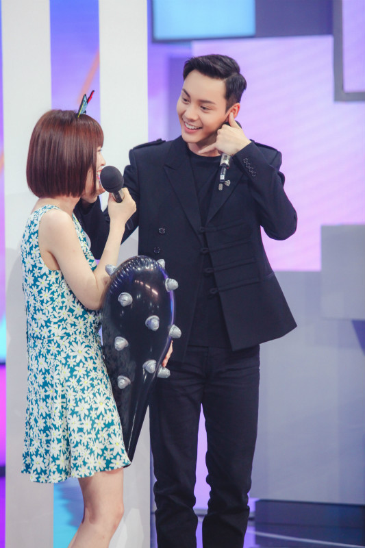 《快本》陈伟霆遭女粉丝撒娇 赵丽颖递上狼牙棒