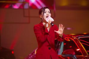丁丁签约新东家后首公开亮相 献唱3曲调动气氛|丁丁|活动|献唱_新浪娱乐_新浪网