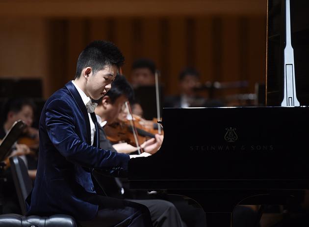 钢琴演奏家胡肇洋