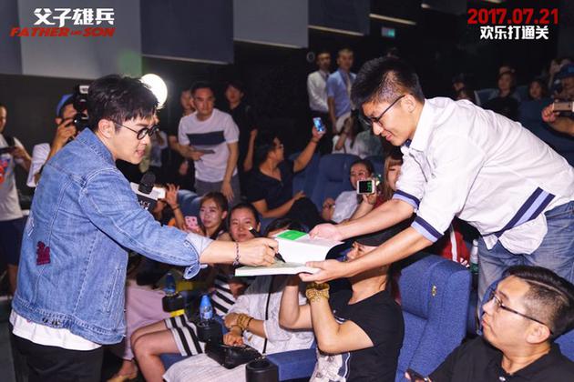《父子雄兵》大鹏认真为粉丝签名