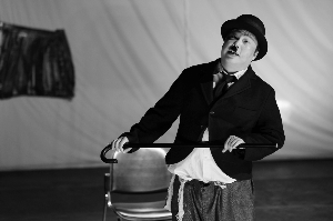 再度来广州演出的《希特勒的肚子》，将多种喜剧表现手段同台运用，创造出独特的幽默效果。