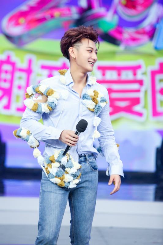 《快乐大本营》黄子韬化身“惊喜特派员”