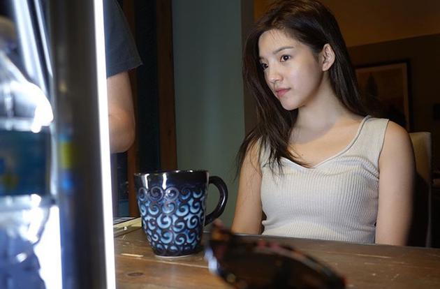 shin吴思佳晒素颜照元气满满茶杯般小脸吸睛