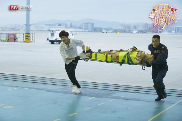 李宏毅参与模拟抢救 全情投入争分夺秒