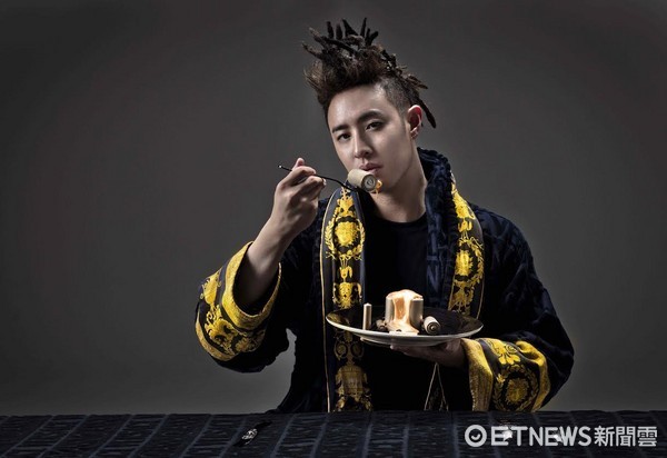 潘玮柏回归造型被调侃像薯条 定妆后自己都笑场