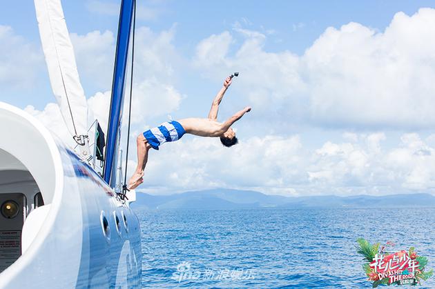 杨祐宁后空翻秀好身材