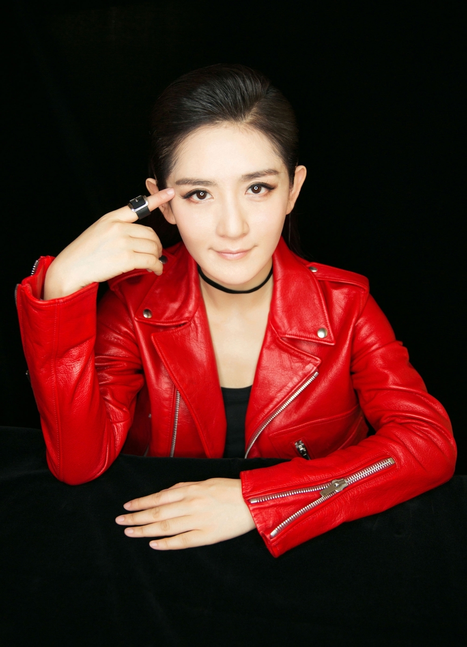 攻气十足！谢娜穿帅气红皮衣变身谢公子